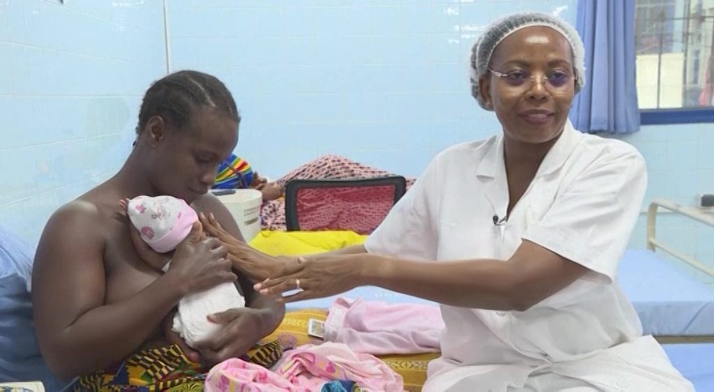 Côte d'Ivoire : la "méthode kangourou" pour sauver les bébés prématurés