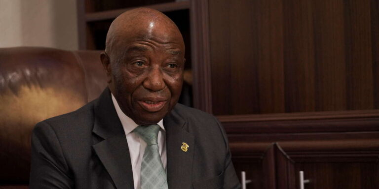 Liberia : le président Joseph Boakai décide de réduire son salaire de 40%